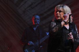 Marianne Faithfull vystupovala před hlavní bránou festivalu.