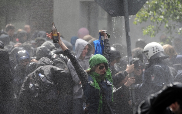 Blokády extremistů v Hamburku rozháněla policie vodními děly. Blokády extremistů v Hamburku rozháněla policie vodními děly.