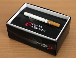 Elektronické cigarety mají různou podobu. Nejčastější typ vypadá jako tlustá propisovačka, na trhu jsou ovšem i napodobeniny konvenčních cigaret.