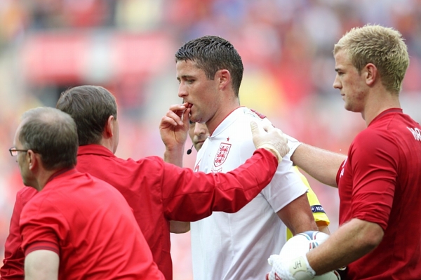 Gary Cahill (uprostřed) si kvůli zlomené čelisti na Euru nezahraje. Gary Cahill (uprostřed) si kvůli zlomené čelisti na Euru nezahraje.