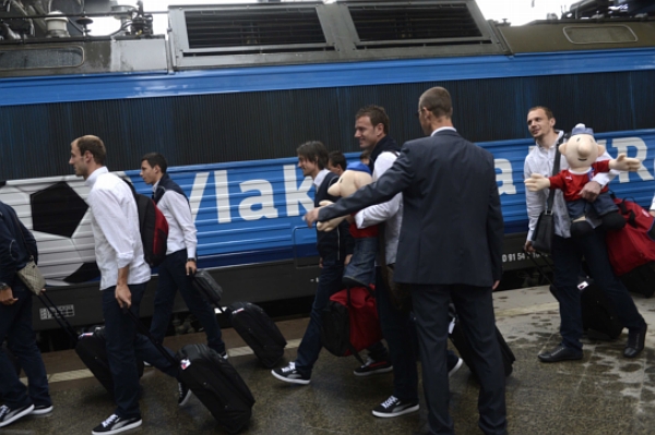 Čeští fotbalisté na nádraží ve Vratislavi.