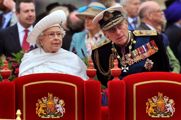 Britská královna Alžběta II. s manželem, princem Philipem, při oslavách šedesátého výročí nástupu na trůn. Britská královna Alžběta II. s manželem, princem Philipem, při oslavách šedesátého výročí nástupu na trůn.