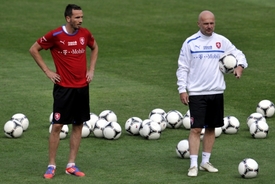 Reprezentační trenér Michal Bílek (vpravo) a stoper Tomáš Sivok. 