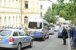 Policejní eskorta veze Davida Ratha z litoměřické věznice do Prahy.