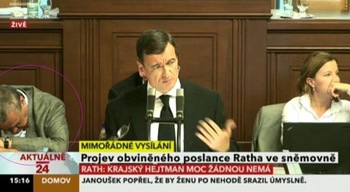 Ministr zahraničí Karel Schwarzenberg při Rathově projevu nepokrytě spal.