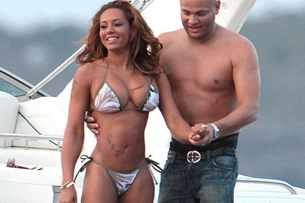 Mel B s manželem na jachtě. Mel B s manželem na jachtě.