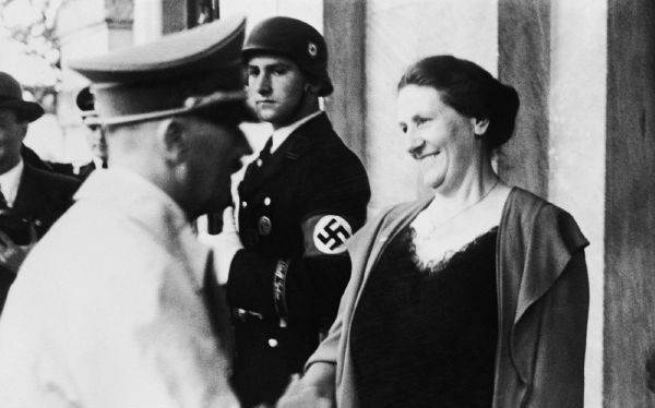 Adolf Hitler s Winfred Wagnerovou na festivalu v Bayreuthu. Adolf Hitler s Winfred Wagnerovou na festivalu v Bayreuthu.