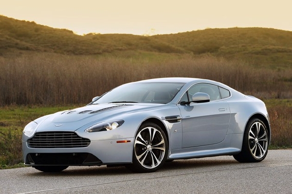 Mezi značkami vozů, které půjdou do aukce, je i Aston Martin. Na snímku Aston Martin V12 Vantage.  