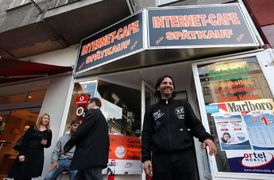 Muž, který se zasloužil o lapení vraha, majitel internetové kavárny Anlayisli (vpravo).