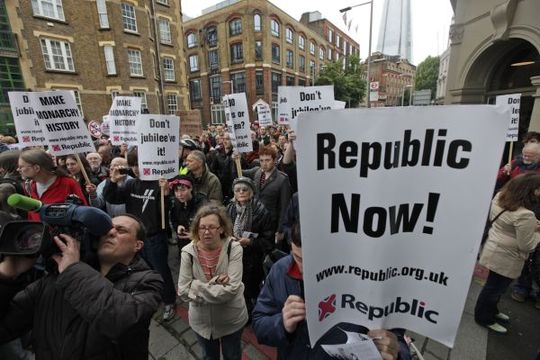 Republiku nyní! Odpůrci monarchie zanikali v davech jejích příznivců.