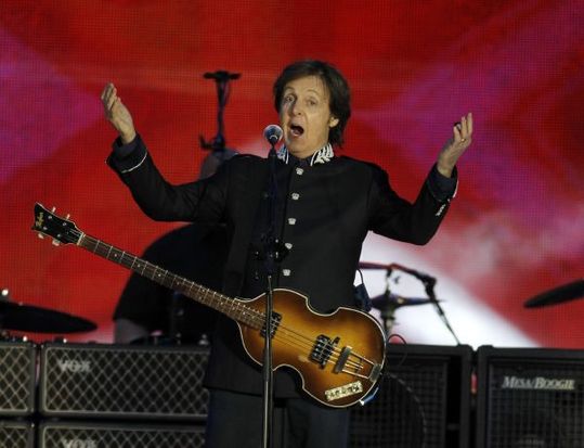 Sir Paul McCartney na koncertu pro královnu.