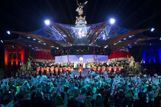 Koncert pro Alžbětu II. před Buckinghamským palácem.