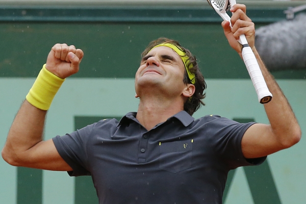 Švýcar Roger Federer slaví postup do semifinále Roland Garros.