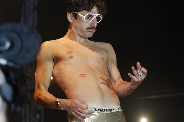 Mistr světa v hraní na imaginární kytaru za rok 2009 Sylvain Guimene.