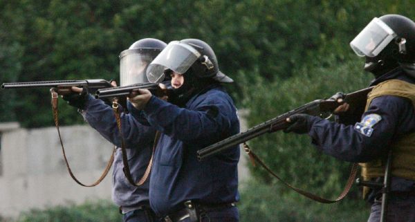 Maďarská policie střílí roku 2006 gumovými střelami na demonstranty v Budapešti. Maďarská policie střílí roku 2006 gumovými střelami na demonstranty v Budapešti.