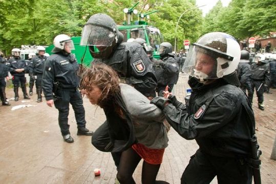Policie zasahuje proti odpůrcům neonacistického pochodu v Hamburku (červen 2012). Policie zasahuje proti odpůrcům neonacistického pochodu v Hamburku (červen 2012).