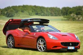 Ferrari California složí svou pevnou střechu během několika sekund.