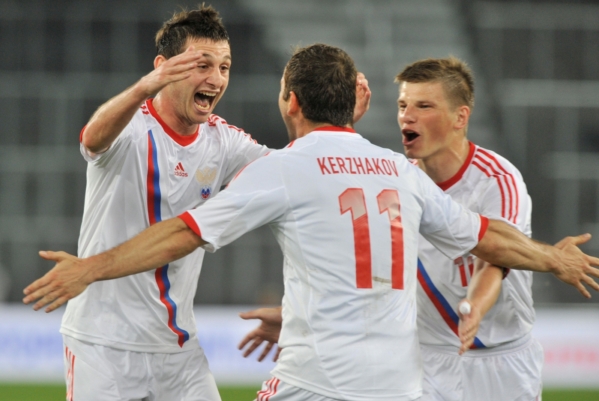 Alan Dzagojev (vlevo) se spoluhráči Andrejem Aršavinem a Aleksandrem Keržakovem. Alan Dzagojev (vlevo) se spoluhráči Andrejem Aršavinem a Aleksandrem Keržakovem.