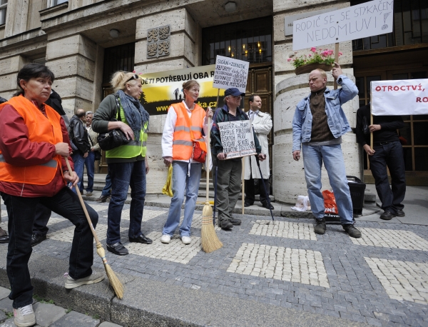 Do blokád ministerstev se zatím zapojily jen desítky lidí.
