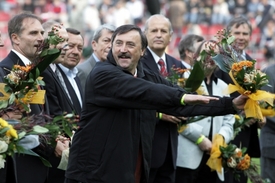 Antonín Panenka (uprostřed), který se stal díky svým zásahům na Euru v roce 1976 nesmrtelným.