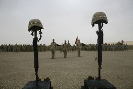 V rakvích se z Afghánistánu vrací stále více vojáků ISAF.