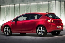 Opel Astra ve verzi hatchback.