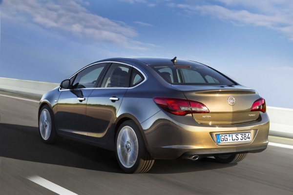 Opel Astra v karosářské verzi sedan. Opel Astra v karosářské verzi sedan.