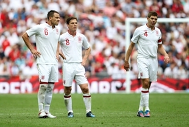 Fotbalisté Anglie (zleva): John Terry, Scott Parker a Steven Gerrard. 
