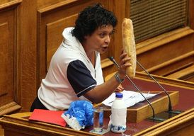 Liana Kanelli v řeckém parlamentu. Schytala několik facek i ránu pěstí.