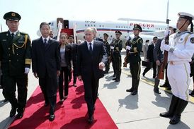 Ruský prezident po příletu do Pekingu.
