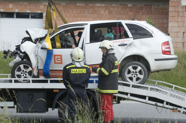 Tři muži zemřeli 7. června na následky nehody u Rodvínova na Jindřichohradecku. Cestovali v osobním voze, který se čelně srazil s autobusem, v němž byl pouze řidič. Tři muži zemřeli 7. června na následky nehody u Rodvínova na Jindřichohradecku. Cestovali v osobním voze, který se čelně srazil s autobusem, v němž byl pouze řidič.