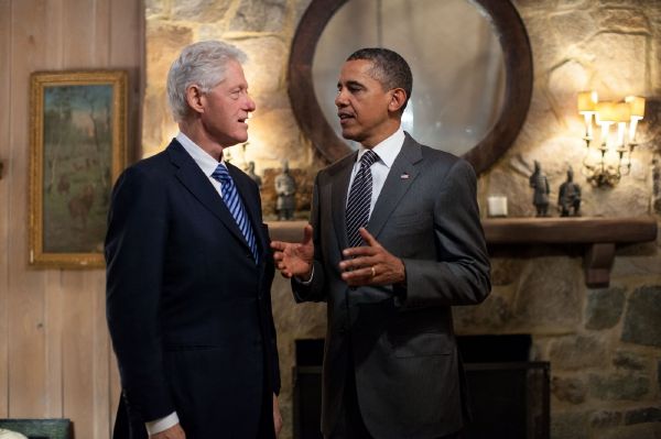 Pohled do zákulisí. Obama s Clintonem ve Virginii.