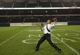 Bez diváků. Obama na hřišti v Chicagu.