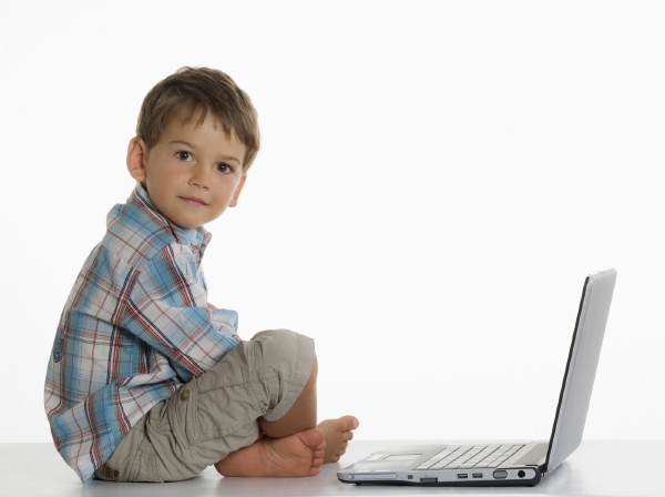 Kdy je ideální věk, kdy by měly děti začít pracovat s internetem?