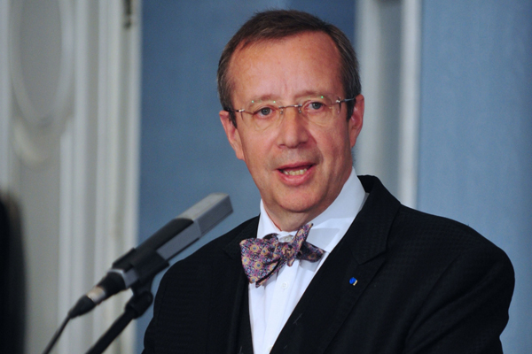 "Vyse..me se na Východoevropany. Jejich angličtina je špatná, stejně nebudou reagovat," paroduje Krugmanovo vyjádření estonský prezident Toomas Hendrik Ilves. 