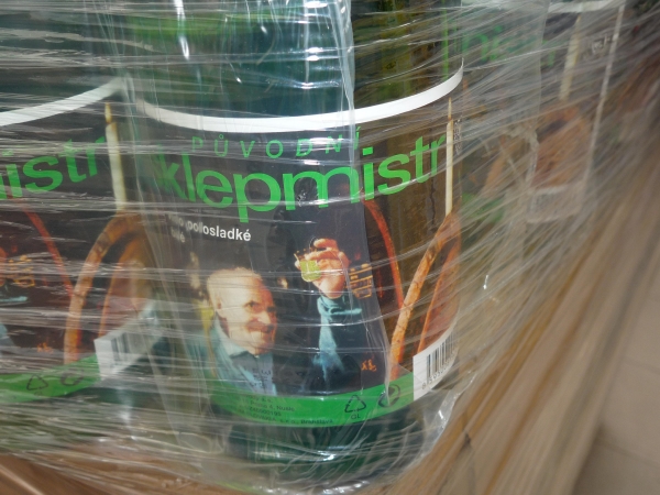 Vietnamci prodávali falešné víno Sklepmistr. Vietnamci prodávali falešné víno Sklepmistr.