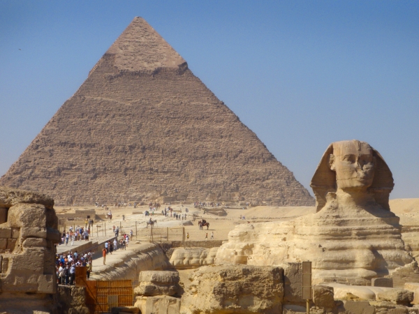 Cheopsova pyramida a Velká sfinga v Gíze. Ročně je navštíví miliony lidí. Cheopsova pyramida a Velká sfinga v Gíze. Ročně je navštíví miliony lidí.