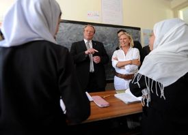 Ministr Niebel v afghánské škole. 
