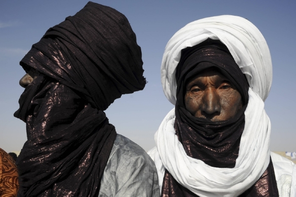 Zvyky Tuaregů se protiví přísnému výkladu islámu. Zvyky Tuaregů se protiví přísnému výkladu islámu.