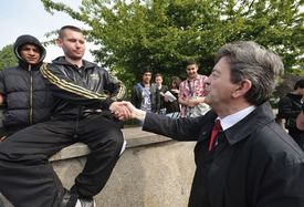 Protivníkem Le Penové ve volebním okrsku je Jean-Luc Mélenchon.