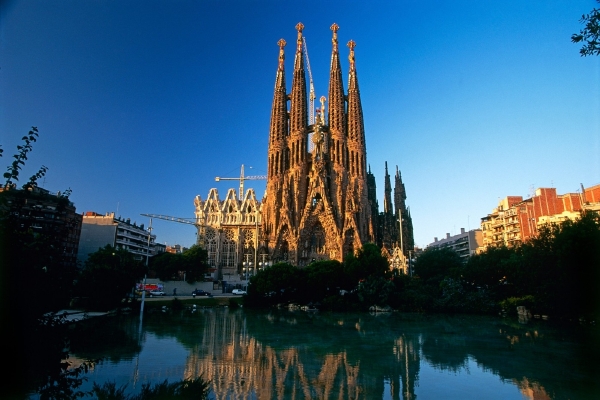 Sagrada Família se hrdě pne do výšky, ale země je na kolenou.
