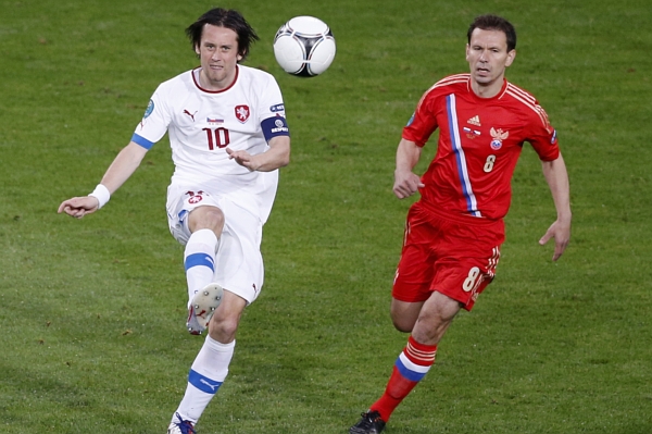 Kapitán české reprezentace Tomáš Rosický (vlevo) v zápase s Ruskem.