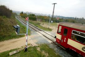 Želežniční přejezd. Častá oběť krádeží. Zmizí jeden kabel a světla nesvítí.