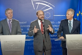 Zleva: bývalý šéf europoslanců Pat Cox, současný Martin Schulz a polský exprezident Aleksander Kwaśniewski.