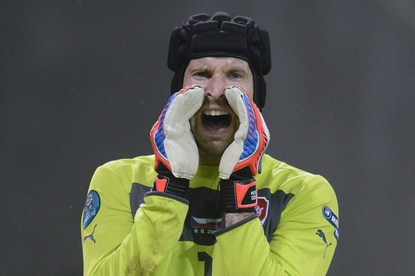 Gólman Petr Čech při utkání s Ruskem.