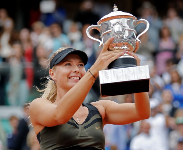 Ruská tenistka Maria Šarapovová s pohárem pro vítězku French Open. Ruská tenistka Maria Šarapovová s pohárem pro vítězku French Open.