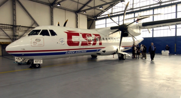 Letoun ATR 42-500 v hangáru na pražském ruzyňském letišti.