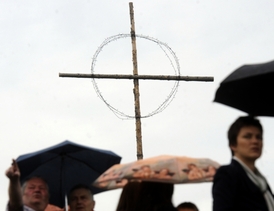 Krátce po zahájení vzpomínkové akce se na shromáždění v Lidicích snesla dešťová sprška.