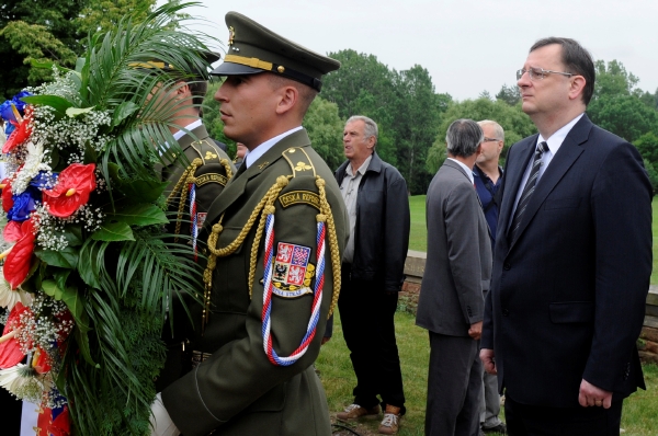 Sedmdesát let od vyhlazení obce nacistickými vojáky si 10. června připomněli účastníci pietního aktu v Lidicích na Kladensku. Podle premiéra Petra Nečase (vpravo) vypálení Lidic a vyvraždění jejich obyvatel znamenalo zlom v boji proti nacismu.