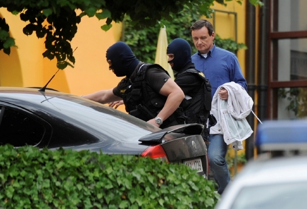 Eskorta odváží Davida Ratha zpět do litoměřické věznice. Eskorta odváží Davida Ratha zpět do litoměřické věznice.